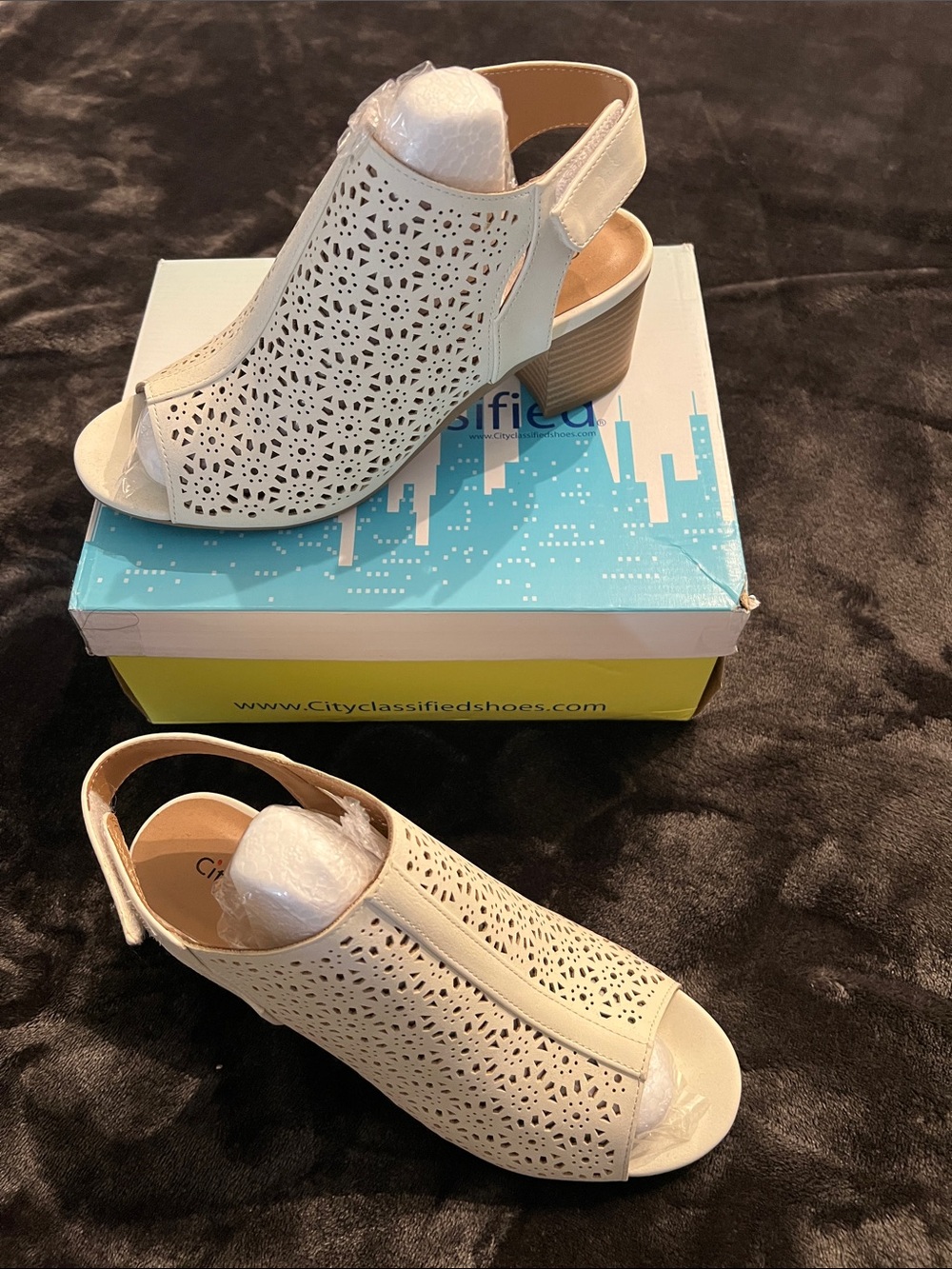 NWT Cityclassified Cream Laser-Cut Peep Toe Slingback Block Heels